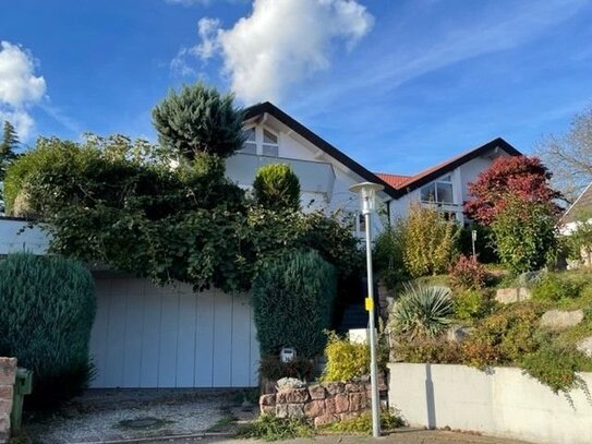 Villa mit 8 Zimmern, 318 qm (fast 600qm DIN) Wohnfläche. Offener, großzügiger Schnitt. Auf dem Sonnenberg von Ettenheim.