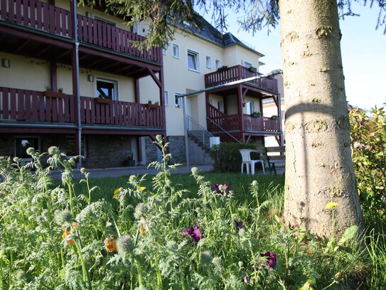 Im Grünen wohnen! Geräumig geschnittene 3-Raumwohnung mit Balkon und Stellplatz!