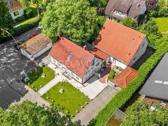 Bergstedter Tradition trifft Moderne - Zweifamilienhaus mit vielfältigen Optionen im Dorfkern