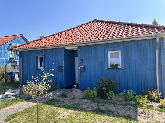 Moderne Bungalow-Hälfte mit Terrasse und Garten zu vermieten