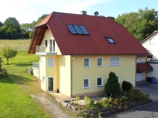 Neuwertiges Mehrfamilienhaus mit PV-Anlage, umfassenden Ausstattungsdetails und großer Garage