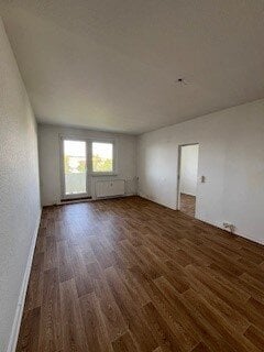 Treppensteigen wird mit Aussicht belohnt! 3-Raum-Wohnung mit Badewanne und Balkon zu haben.