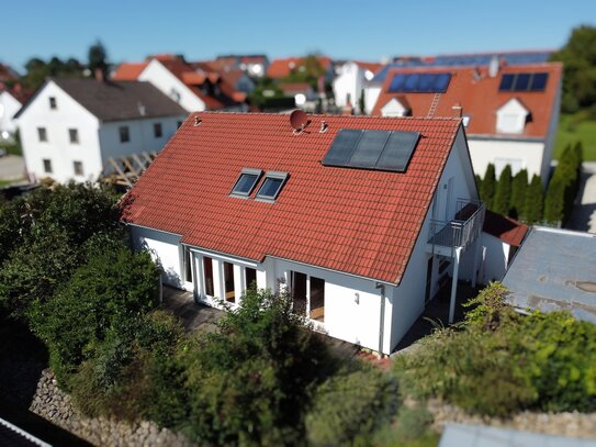 Landleben genießen: Flexibles Haus für eine oder zwei Parteien. Sofortbezug. Energetisch top.