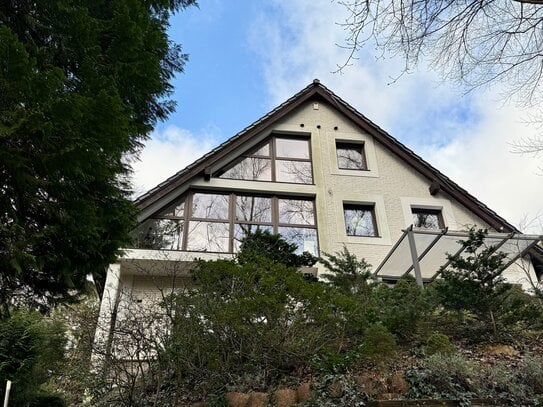 Großzügiges Haus mit eigener Wohnung, Wintergarten, Garage, Teich und Terrasse