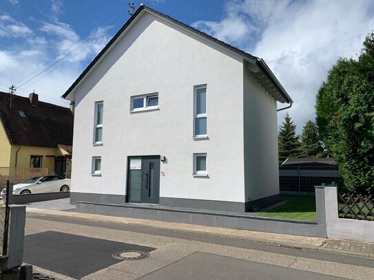 NEUBAU! ERSTBEZUG! PROVISIONSFREI! Einfamilienhaus mit Garage und Garten