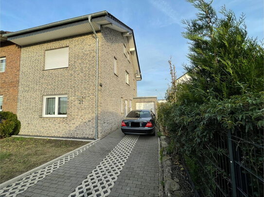 Einfamilienhaus mit großem Garten und Garage