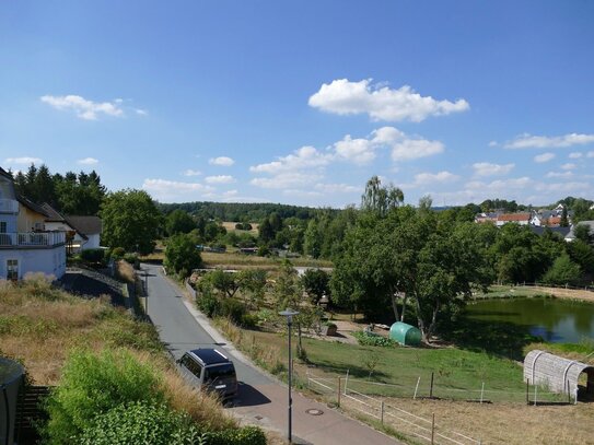 Renovierte Dachgeschosswohnung mit neuer Einbauküche in ruhiger Lage