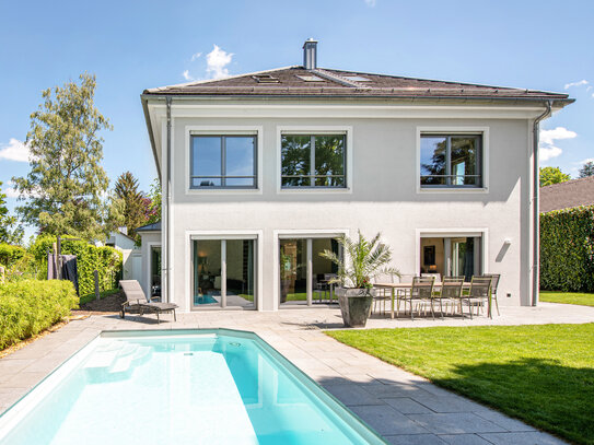 Hochklassige Familienvilla mit solarbeheiztem Pool und großem Garten bei München