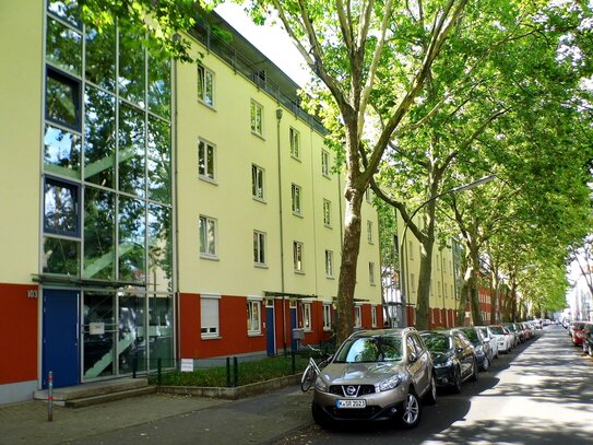 Lichtdurchflutete, bezugsfreie Zweizim.-Balkon-Wohnung 2. OG. mit Aufzug, und Pkw-Stellplatz in der TG, in Köln-Ehrenfe…