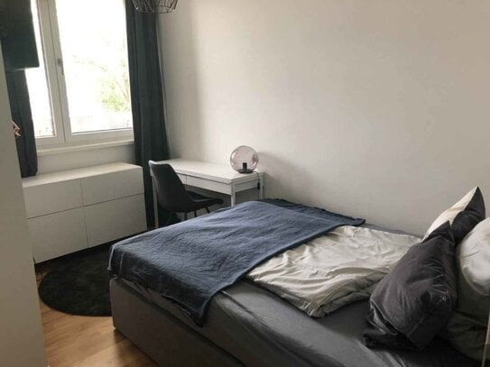 Helles Privatzimmer in einer Coliving-Wohnung