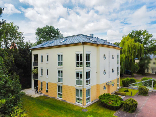 CHARMANTE WOHNUNG IM GRÜNEN // mit Loggia, Tageslichtbad, Gäste-WC & Tiefgaragen-Stellplatz