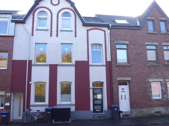 Moderne Erdgeschosswohnung mit Terrasse und Garten