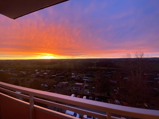 Sehr schöne 3 Raumwohnung - Die Sterne zum Greifen nah! Toller Ausblick! Aufzug vorhanden! Kautionsfrei!