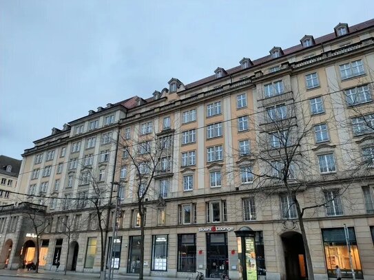 Gegenüber der Frauenkirche!