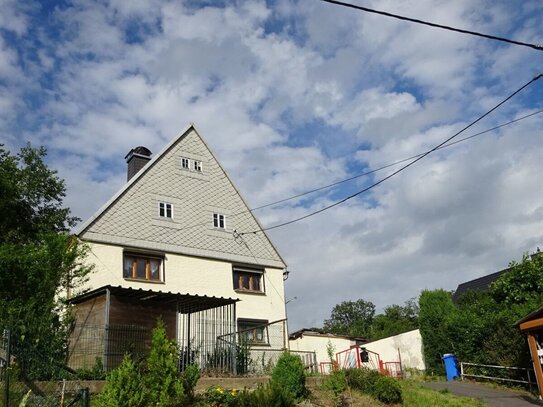 Einfamilienhaus mit Nebengebäuden