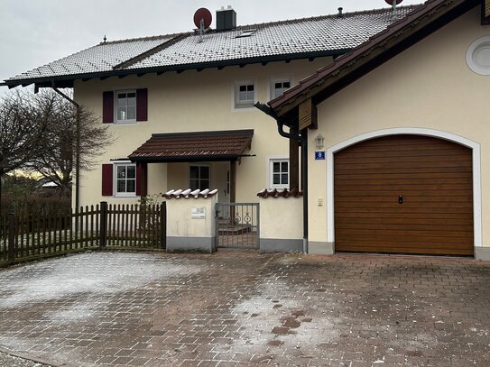 Schöne Doppelhaushälfte in Zaisering mit Garage und Keller