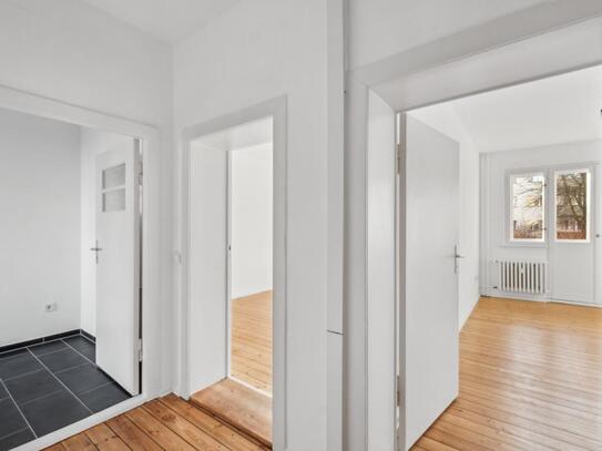 Sofort einziehen! - Sanierte 2-Zimmer-Wohnung mit sonnigem Balkon in Berlin-Tegel