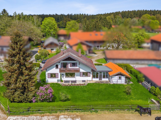 Gepflegtes Einfamilienhaus auf großem, sonnigen Grundstück in idyllischer Lage von Jettenhausen