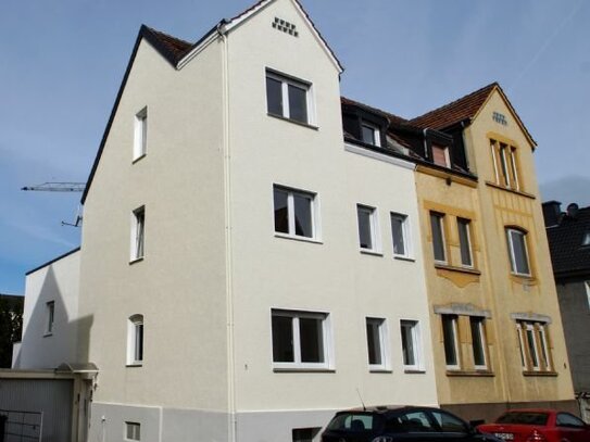 Schöne renovierte 2,5 Zimmer Wohnung mit neuer Küchenzeile und Dachterrassenanteil im sanierten 4 Familienhaus im Lipps…