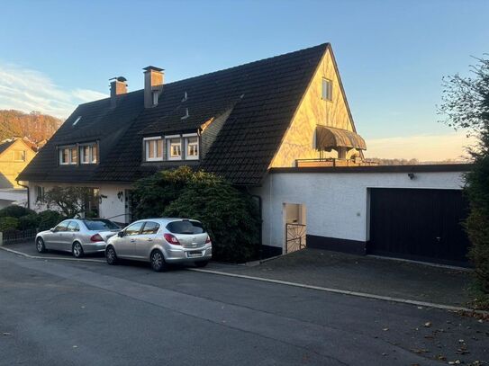 Einfamiliendoppelhaushälfte mit Einliegerwohnung ,Balkon und Garage in Lüdenscheid-Stüttinghausen...