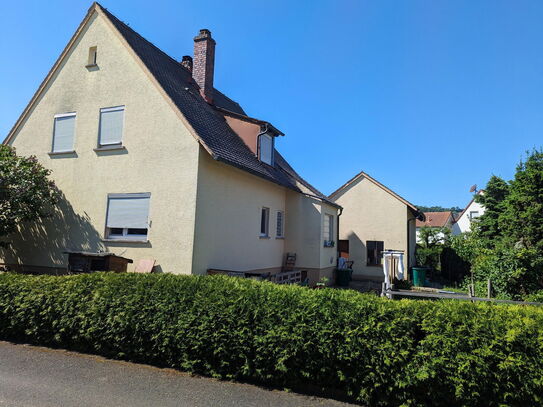 Freistehendes Einfamilienhaus mit Garten und Garage