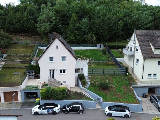 Familienidyll mit viel Platz: Freistehendes Einfamilienhaus mit großem Garten, zwei Terrassen.