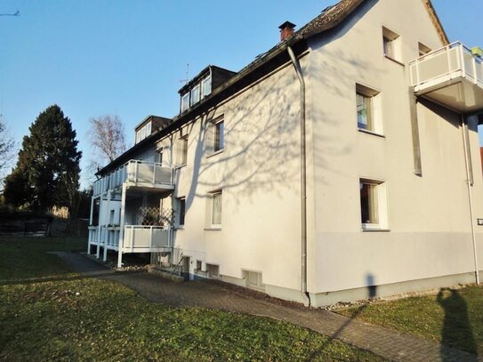 Freie :3 Zimmer.-Dachgeschoss-Wohnung mit Balkon und 81 m² Gartengrundstück !