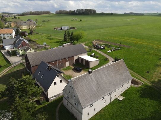 Neues EfH (Bj. 1990) und Bauernhaus (leer), Scheune und Land