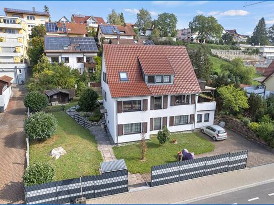 Modernes Zweifamilienhaus plus Gewerbeeinheit insgesamt ca. 243m² und großzügigen Freiflächen.