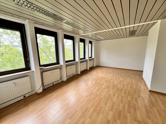 BÜROFLÄCHE (4 ZIMMER + KÜCHE + WC) MIT CA. 120 QM IN DER THEODOR-HEUSS-STR. * 4. OG MIT AUFZUG *