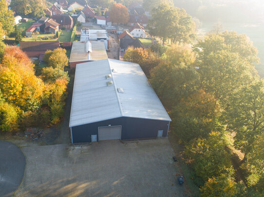 Moderne Gewerbehalle mit großzügiger Freifläche bei Walsrode