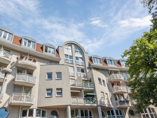 Dachgeschosswohnung mit Weitblick: 3 Zimmer und Gemeinschaftsgarten in Berlin-Niederschönhausen