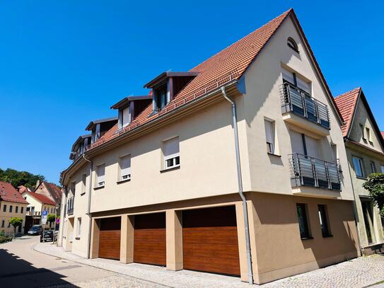 Aufzug inklusive... traumhaft schöne, lichtdurchflutete 3 Zimmer-Stadtwohnung mit Küche, Komfortbad, Loggia und Garage