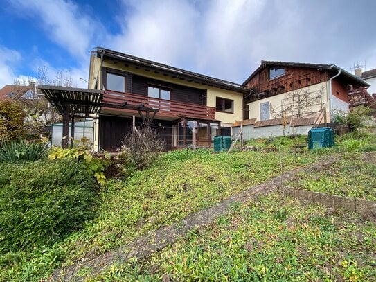 Einfamilienwohnhaus mit PV-Anlage und Garagengebäude, auf großem Grundstück, in Ortsrandlage