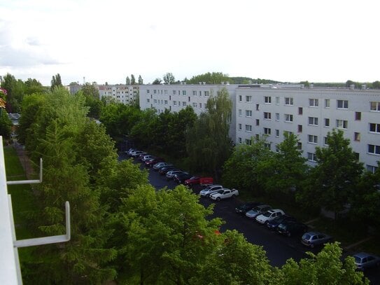 Bestens geschnittene vermietete 3-Zi-Balkon-Whg im Hochhaus! Erbbaurecht.