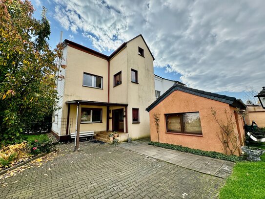 3 - FAMILIENHAUS MIT 5 GARAGEN UND GARTEN !!!