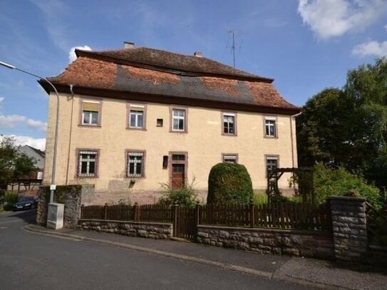 Historisches Schloss mit teilsaniertem Nebengebäude in der Rhön