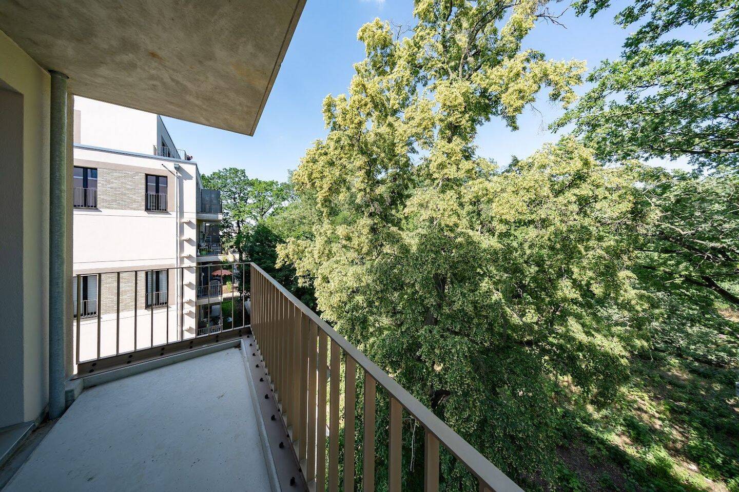 Neubauwohnung im Erstbezug mit zwei Bädern und Blick in den zukünftigen Park - Photo 1