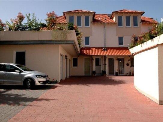 Traumwohnung im Maisonetten-Stil mit EBK großer Dachterrasse & Garage plus Stellplatz