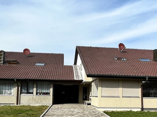 Heudorf am Bussen: Zwei Häuser, 22 Zimmer, großer Garten & 12 Stellplätze in malerischer Idylle!