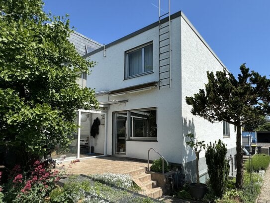 Großzügiges Haus mit PV-Anlage, Einliegerwohnung und schönem Garten in der Weinstadt Hochheim