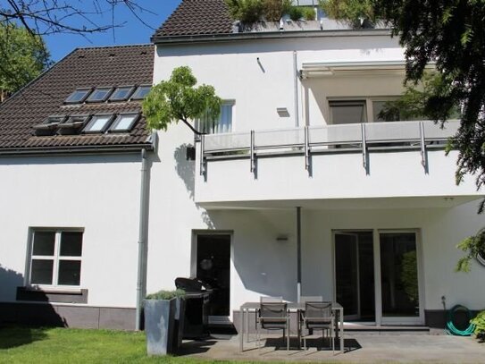 Traumhaftes, modernes Haus im Haus mit herrlichem Garten in hervorragender Lage