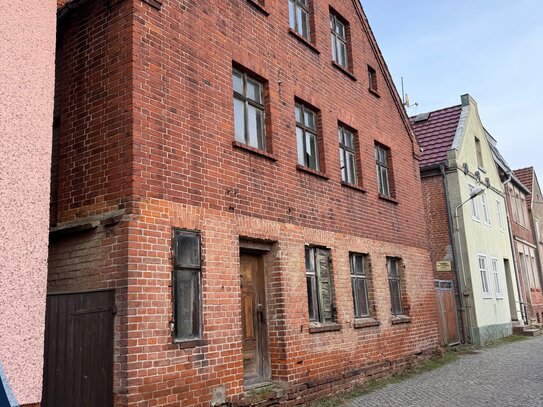 Sanierungsbedürftiges Mehrfamilienhaus im Herzen von Havelberg