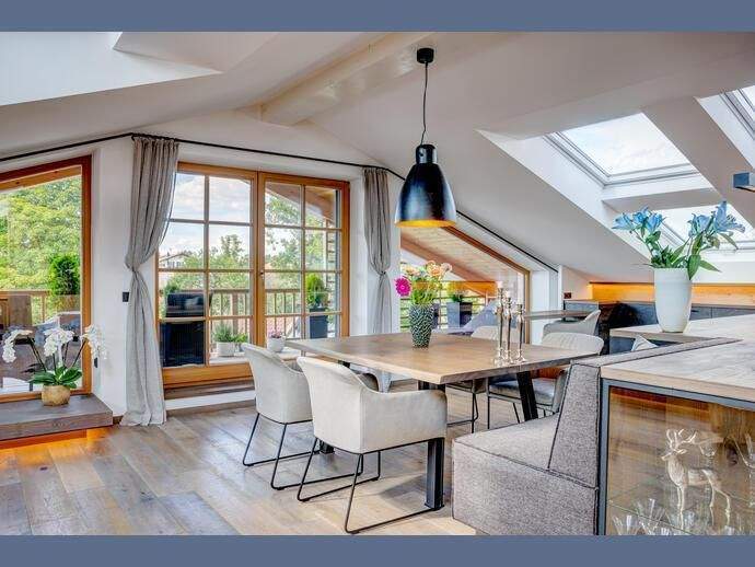                                                               M&ouml;bliert: Lichtdurchfluteter Designertraum im luxuri&ouml;sen Chalet Stil                                                       in Holzkirchen (Miesbach)