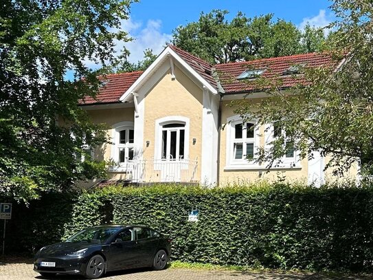 Renoviertes Altbau-Haus aus der Gründerzeit in Bauernhaus-Umgebung Alt-Osdorf