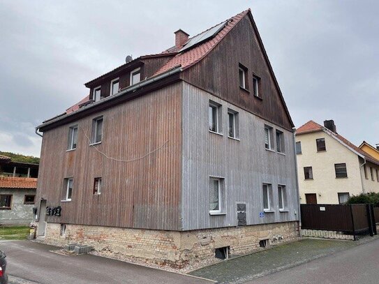 Mehrfamilienhaus mit Gewerbeeinheit in ländlicher Umgebung