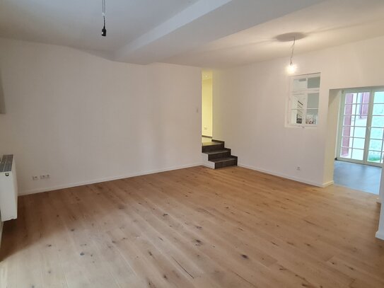 SANIERTE UND HOCHWERTIGE 5-ZIMMER-MAISONETTEWOHNUNG