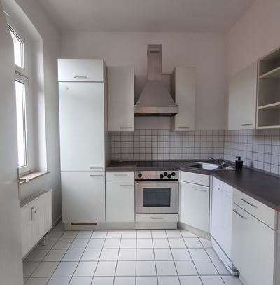 Großzügige 3-Zimmer mit Laminat, EBK, Wannenbad mit Fenster und Balkon in zentraler Lage