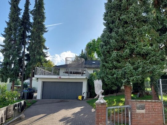 Freistehender, großzügiger Bungalow mit Einliegerwohnung, Wintergarten, Balkon, Garten, Do-Garage und Stellplätzen, in…