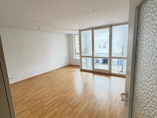 Ruhig gelegene 2 Zimmer Wohnung *Wannenbad *EBK *Laminat *Fußbodenheizung *Balkon *Keller